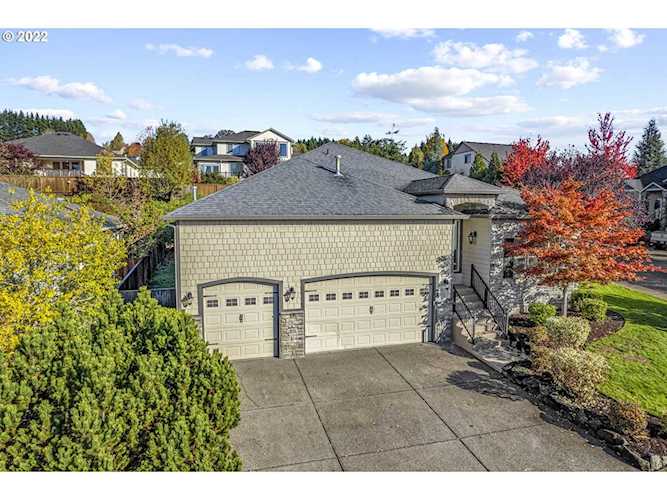 687 E 17th CIR La Center, WA 98629