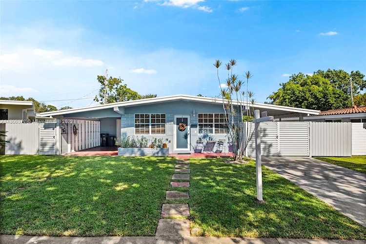5721 SW 13th Ter West Miami, FL 33144