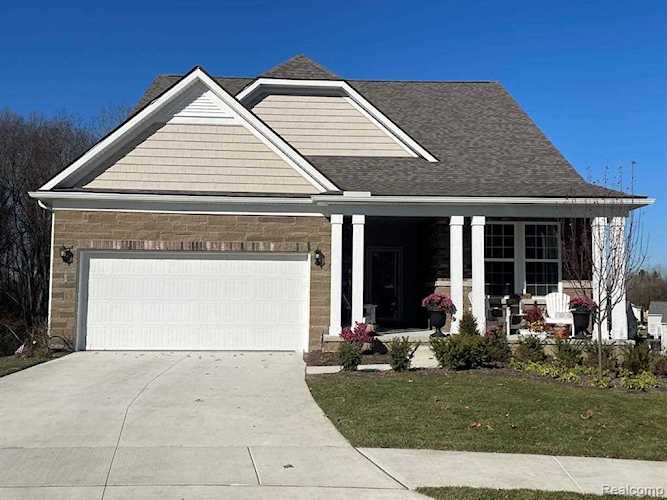 4645 Crestway Dr Brighton, MI 48116