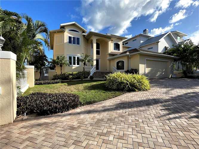 901 Harbor Dr Belleair Beach, FL 33786