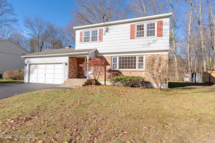 12 Pheasant Ln Delmar, NY 12054