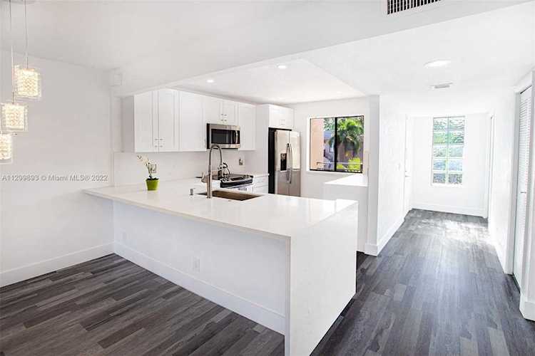 380 Racquet Club Rd #204 Weston, FL 33326