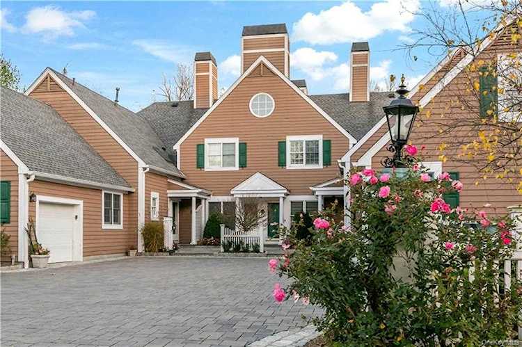 49 Wyndham Close White Plains, NY 10605
