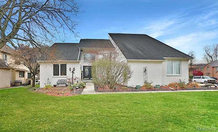16946 Huntington Woods Macomb, MI 48042