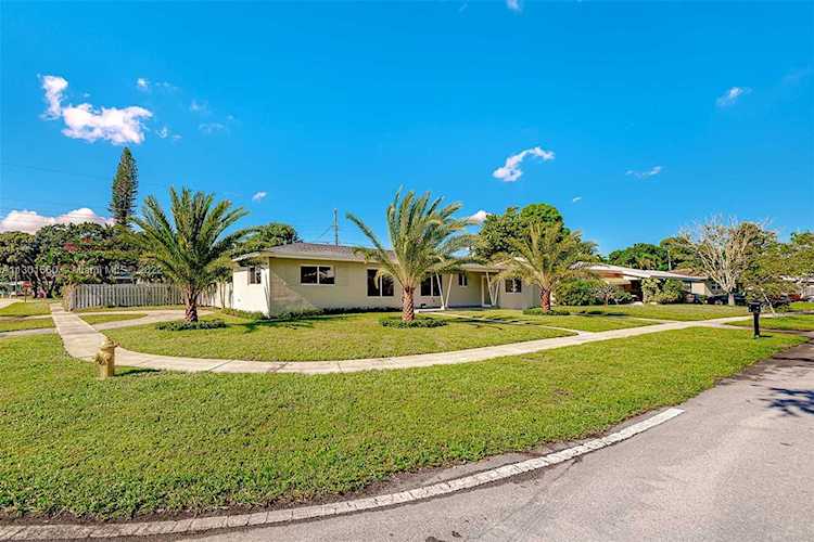849 Fairway Dr Plantation, FL 33317