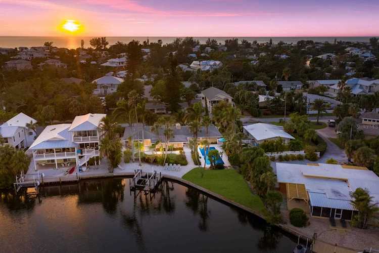 214 Lakeview Dr Anna Maria, FL 34216