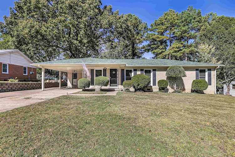Haltom Real Estate, local REALTORS® Specialize in Selling Homes in Jackson, TN & Surrounding Areas : Madison County, Henderson County, Carroll County, Gibson County, Chester County, Hardeman County, Crockett County Photo 1