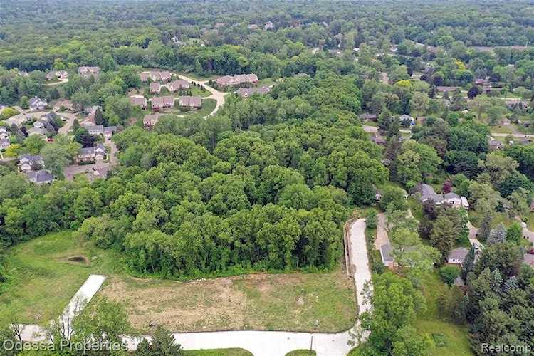 516 Maplehill Rochester Hills, MI 48306
