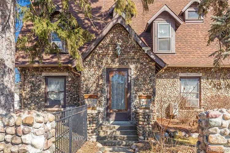 728 W 12 Mile Rd Royal Oak, MI 48073 | MLS 2210015471 Photo 1
