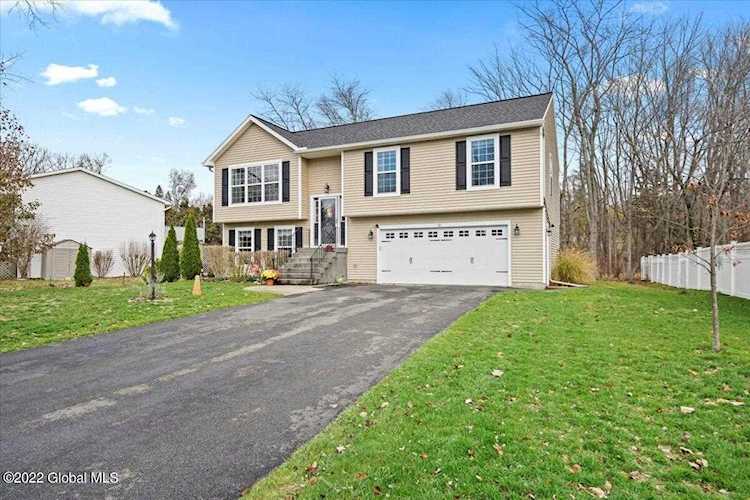 18 Petalas Dr East Greenbush, NY 12061