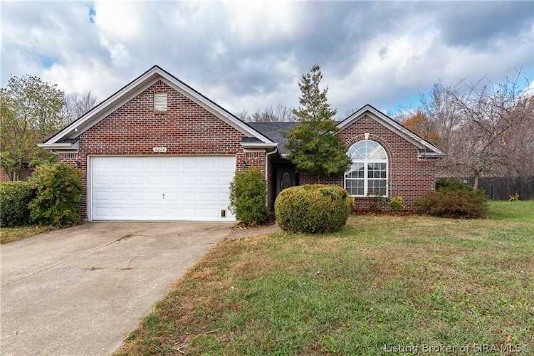 4204 Lakeside Ct Sellersburg, IN 47172