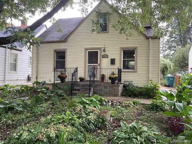 3377 Edgewood St Dearborn, MI 48124 | MLS 2210079092 Photo 1