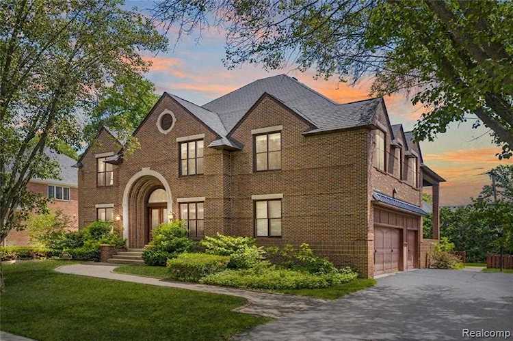 1895 Kenwood Ct Birmingham, MI 48009