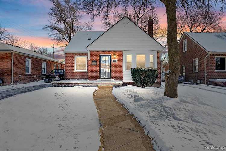 17302 Warwick St Detroit, MI 48219 | MLS 2220005919 Photo 1