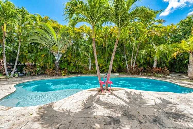 3745 Pine Tree Dr Miami Beach, FL 33140