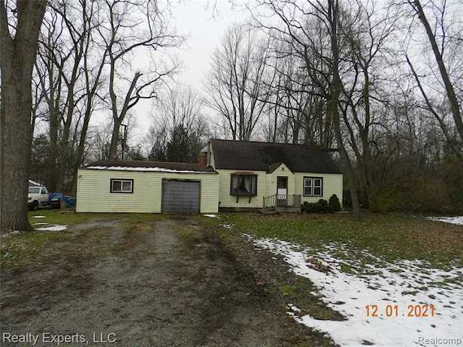 625 N Lotz Rd Canton Twp, MI 48187 | MLS 2210099027 Photo 1