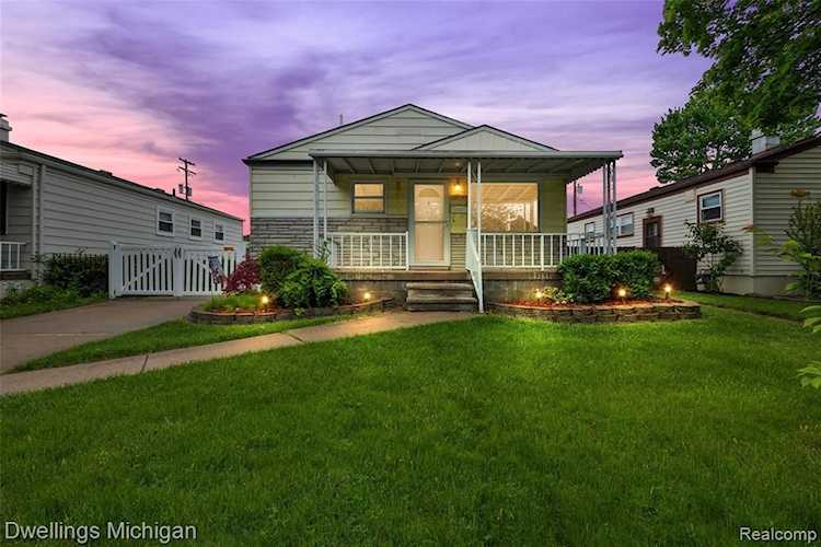 18090 Ray St Riverview, MI 48193 home for sale, MLS#2220040684 | Dwellings Michigan Real Estate Photo 1