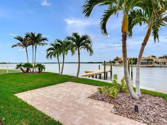 16113 5th St E Redington Beach, FL 33708