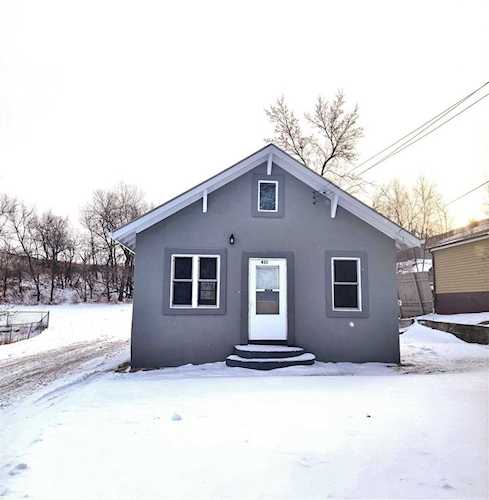 825 Hiawatha St Minot, ND 58701