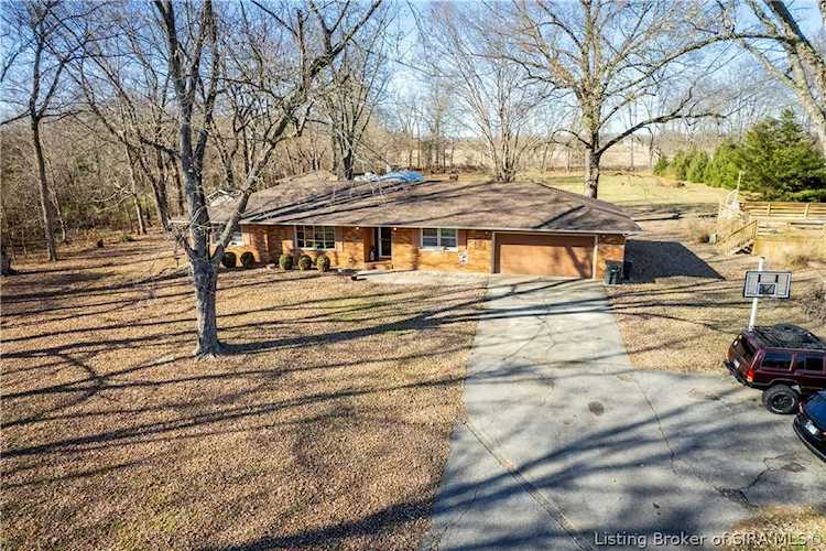 8571 Lakewood Dr Charlestown, IN 47111