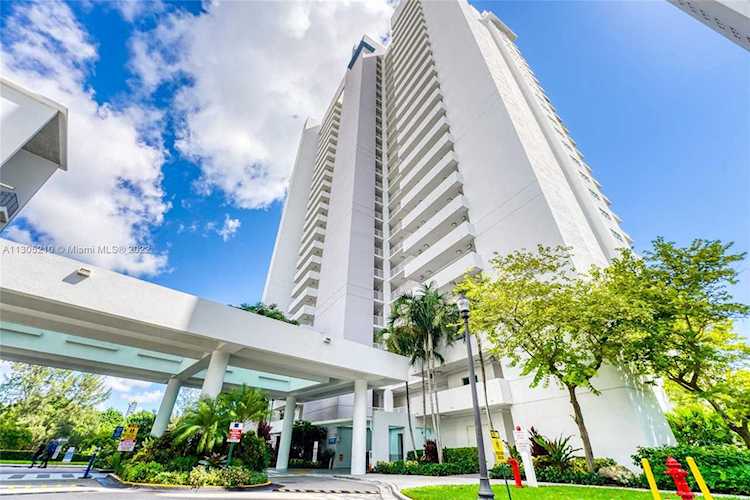 15051 Royal Oaks Ln #602 North Miami, FL 33181