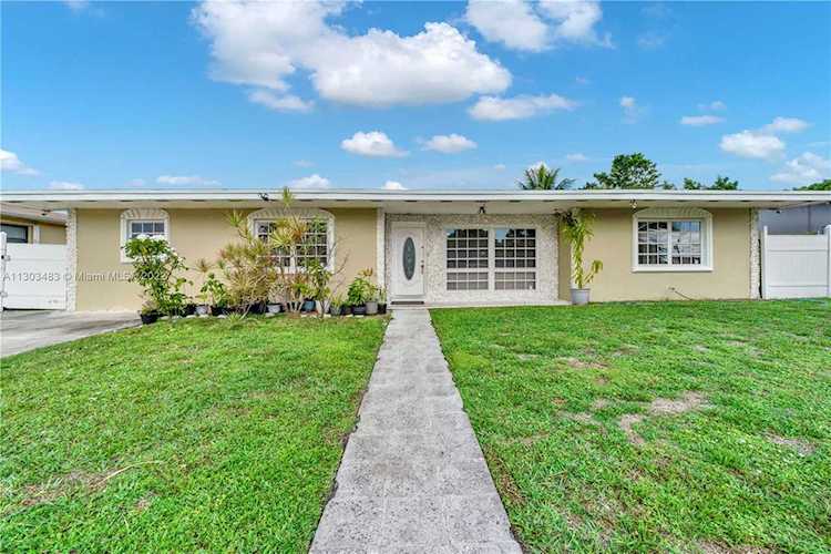 1131 NE 204th St Miami, FL 33179