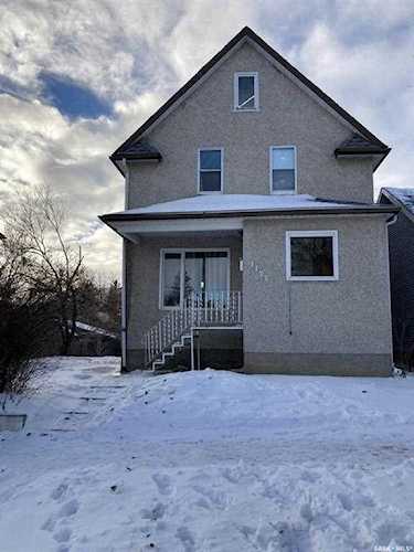 1132 NE 2nd Ave Moose Jaw, SK S6H 1C6