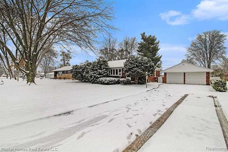 48730 Cardinal Shelby Twp, MI 48317