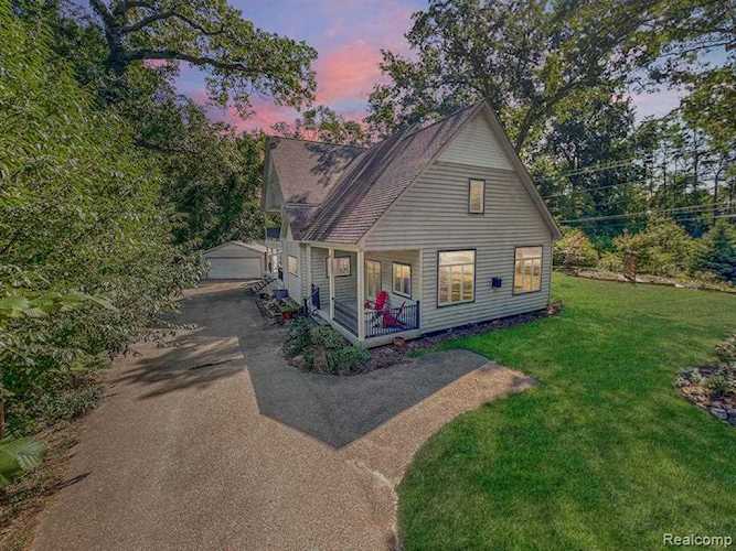 1469 Sugden Lake White Lake, MI 48386