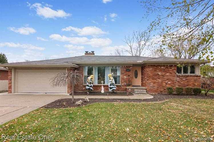 24040 Deanhurst, Saint Clair Shores, MI 48082 in Haberkorn Inv Co Harvard/Lake(St Clr Shore)|Macomb MLS# 60173817 Photo 1