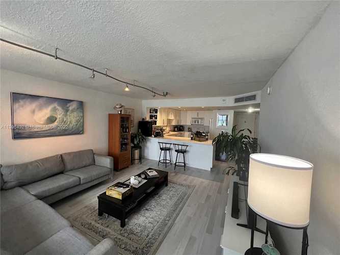 6039 Collins Ave #1019 Miami Beach, FL 33140