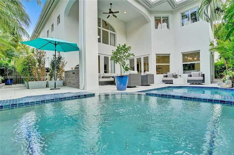 3936 194th Trl Sunny Isles Beach, FL 33160
