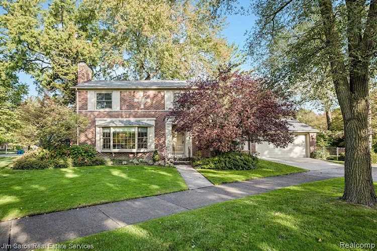 15601 Essex Ave Grosse Pointe Park, MI 48230