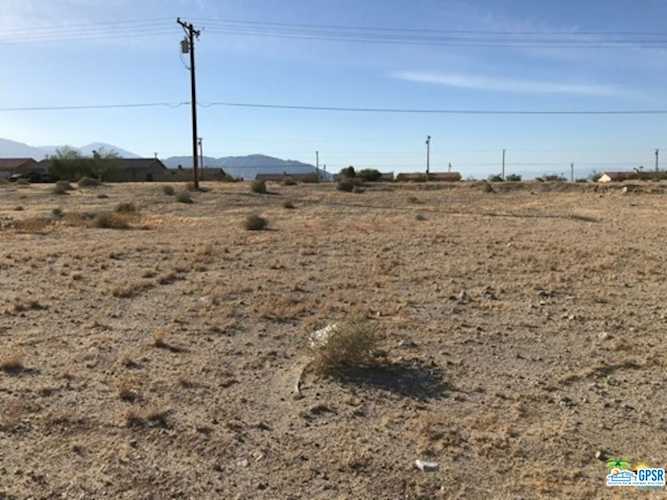 1488 Thunderbird Ave Salton City, CA 92275