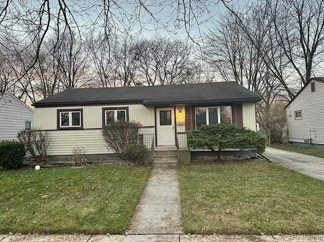 21809 La Salle Warren, MI 48089