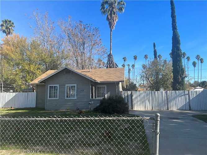7428 Owensmouth Ave Canoga Park, CA 91303
