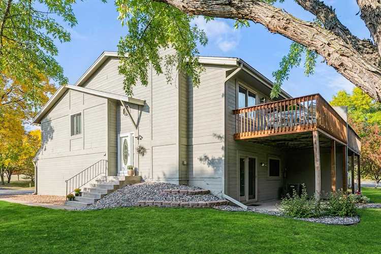 807 Buckingwood Court Chanhassen, MN 55317