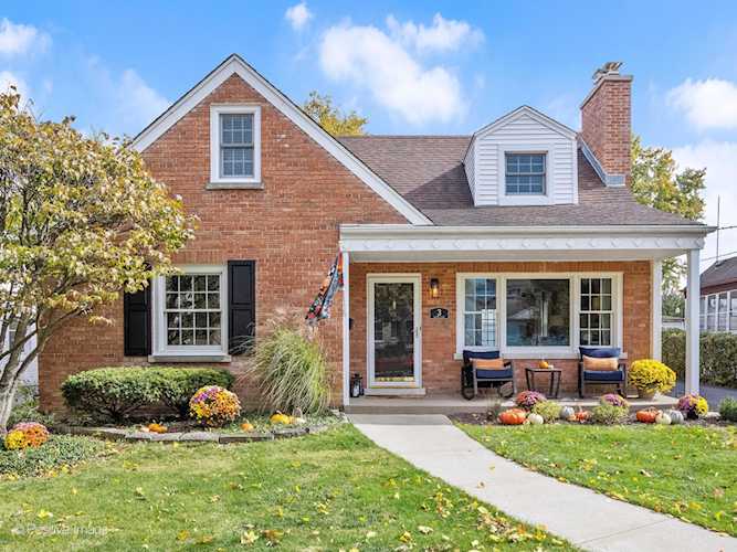 3 Elder Ln La Grange, IL 60525