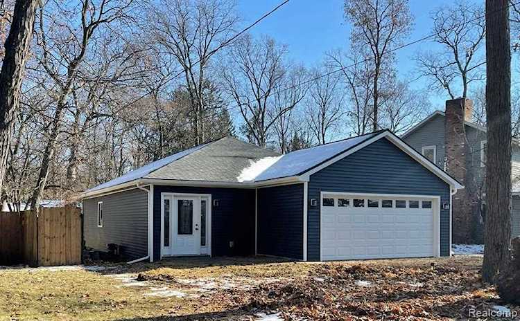 3210 Lakeview Highland, MI 48356