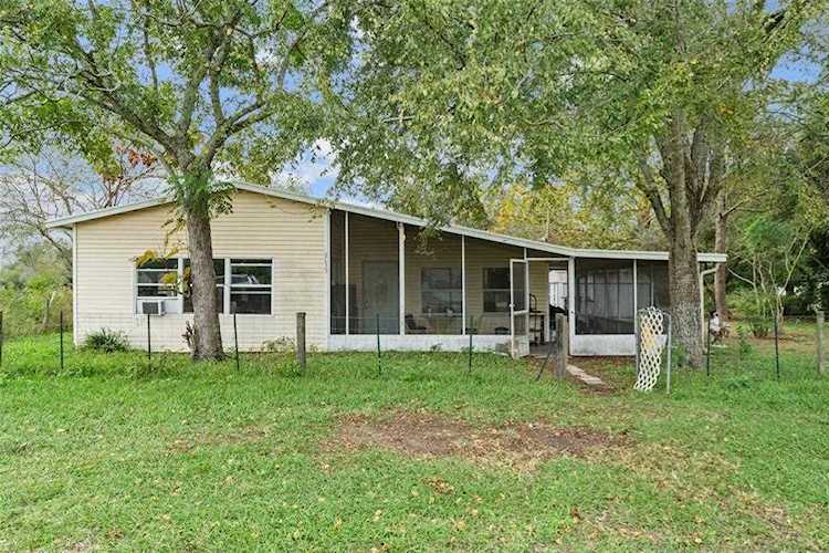 8639 Semmes St Zephyrhills, FL 33540