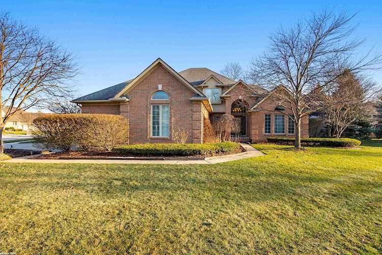 48512 Red Oak Dr Shelby Twp, MI 48315