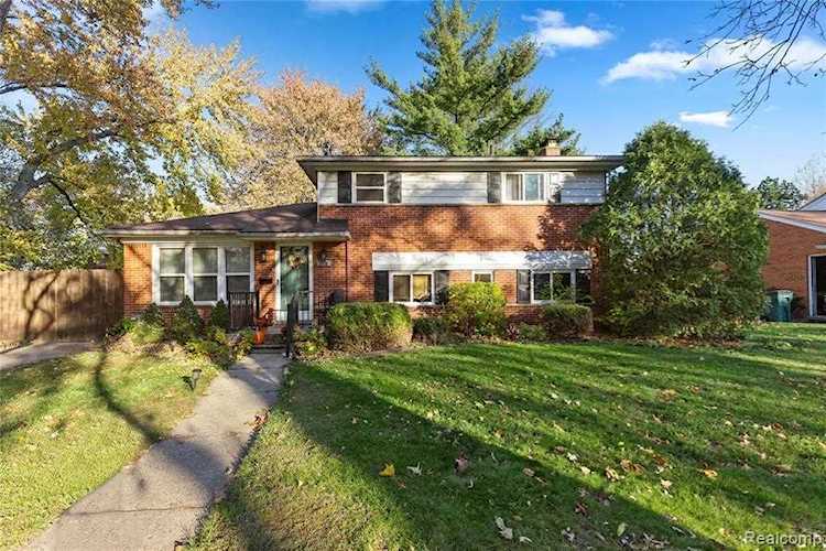 2920 Oliver Rd Royal Oak, MI 48073 | MLS 2200091830 Photo 1