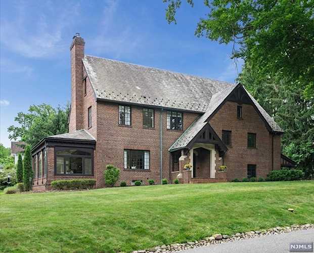 2 Lynwood Way West Orange, NJ 07052