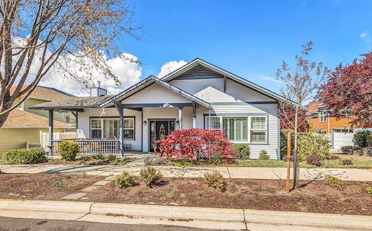 893 Plum Ridge Dr Ashland, OR 97520