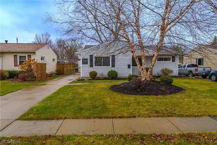 359 Hickory Dr Berea, OH 44017