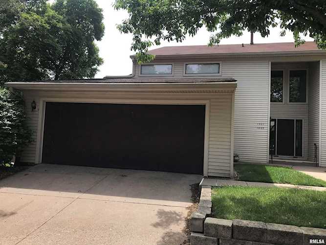 1207 35th Street Drive Moline, IL 61265 | MLS QC4233904 Photo 1