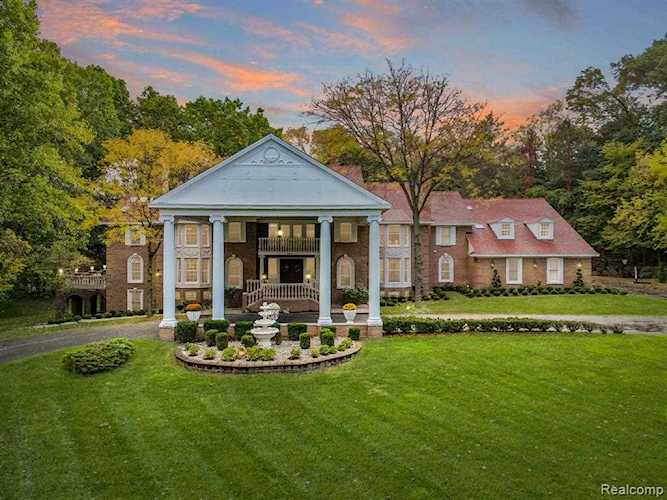 859 Sunningdale Bloomfield Hills, MI 48302