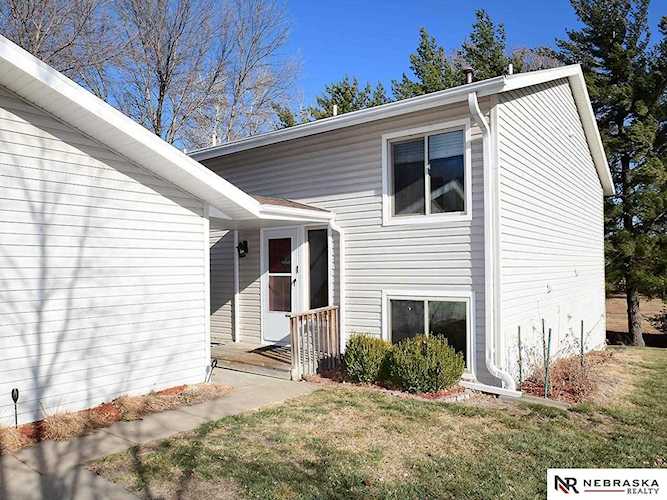272 Parkside Ln Lincoln, NE 68521 | MLS 22228009 Photo 1