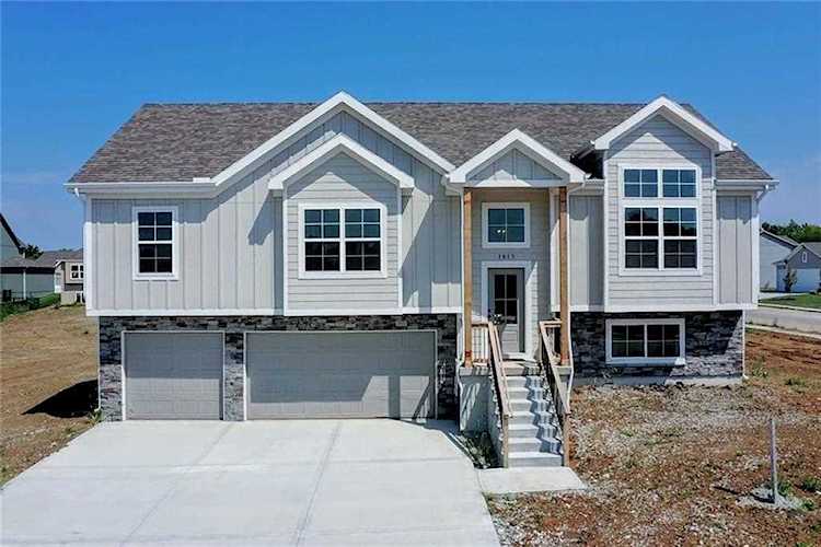 1813 Winchester Dr Pleasant Hill, MO 64080