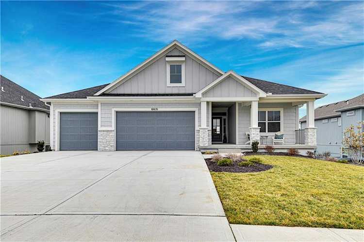 6621 Belmont Dr Shawnee, KS 66226